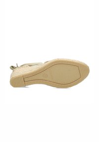 Sandalo con zeppa, suola in espadrille beige e texturizzata, fondo in gomma, con cinturino alla caviglia di un verde chiaro e cuciture decorative.
