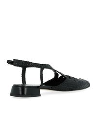 Scarpa slingback nera intrecciata con tacco basso. Presenta un design aperto e cinturini incrociati per ventilazione e stile.