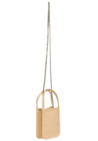 Piccola borsa a mano in pelle beige con doppi manici e tracolla in catena argentata. Presenta una superficie liscia e un design minimalista.