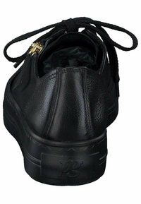 Zwarte leren sneaker met een ronde neus, gestructureerd oppervlak en een platte zool. Heeft zwarte veters en een gouden accent nabij de bovenkant.