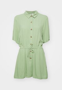Robe chemise vert pâle avec col, manches courtes, fermeture par boutons sur le devant et ceinture élastique, dotée de boutons marron et d'un tissu texturé.