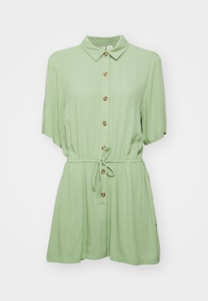 Vestido camiseiro verde pálido com colarinho, mangas curtas, fecho à frente com botões e cinta elástica na cintura, apresentando botões castanhos e um tecido texturizado.