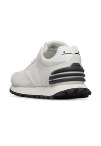 Weißer Sneaker mit einer Mischung aus glatten und Wildledertexturen, runder Zehenpartie, mehrschichtigem Absatz mit schwarzen Akzenten und einer strukturierten Sohle.