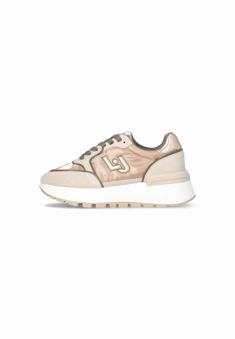 Baskets basses beige et or rose métallisé avec semelle blanche épaisse, logo sur le côté, design lacé et semelle extérieure beige crantée.