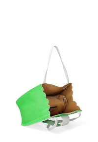 Borsa a rete verde con bordi scallopati e manici bianchi. L'interno presenta una fodera marrone con una tasca con zip e ulteriori scomparti.