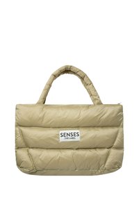 Beiger Puffer-Tote mit gestepptem Design, oberengriffen und sichtbarem Logo-Patch. Glatte, gepolsterte Textur überall.