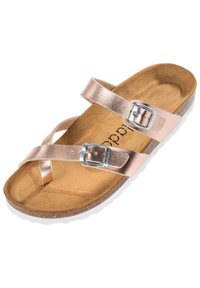 Roséguld metalliska sandaler med två justerbara remmar och silverfärgad spännen. Korkfotbädd och vit gummisula. Slät yta genomgående.
