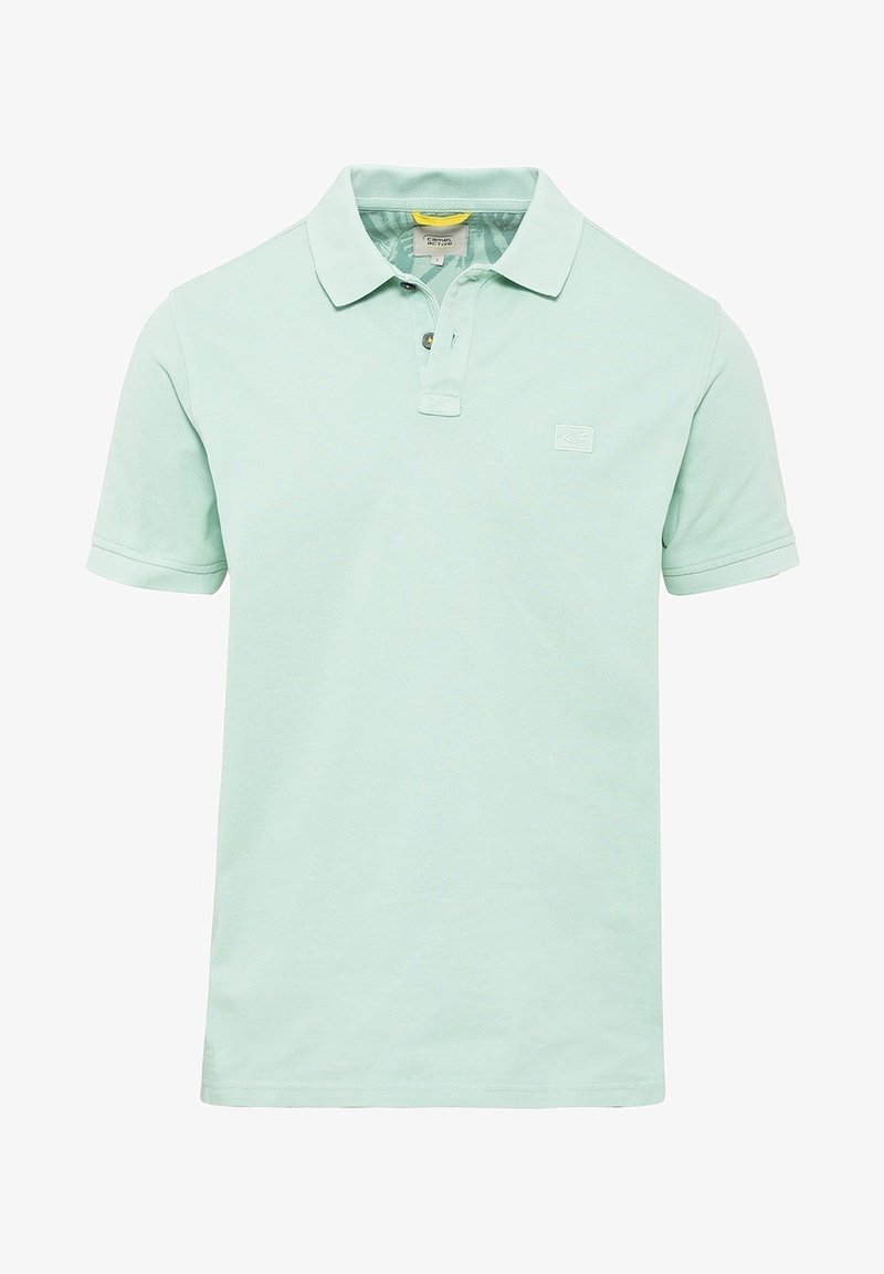 Polo de color verde claro hecho de algodón, con un cuello clásico, tapeta de dos botones y un pequeño logo en el pecho. Manga corta.