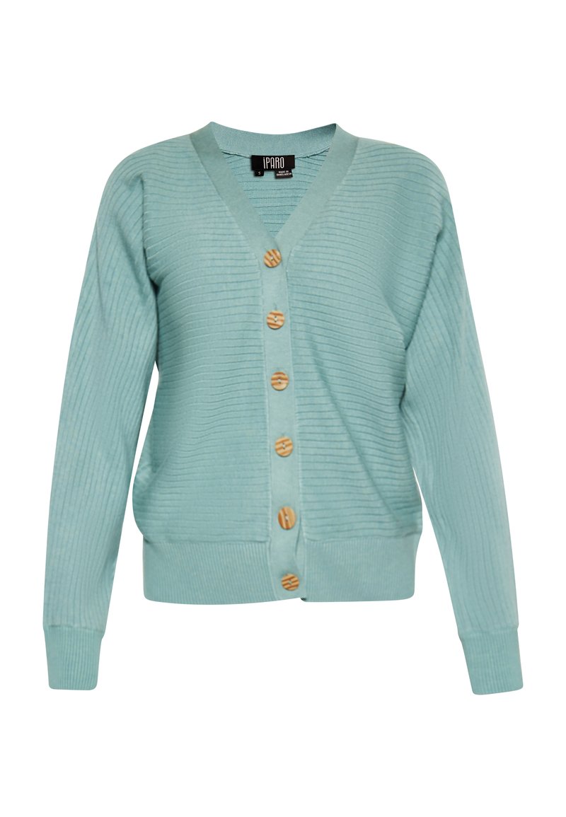Cardigan a coste di colore azzurro chiaro con scollo a V e sei bottoni in legno sul davanti. Presenta maniche lunghe e una vita aderente.