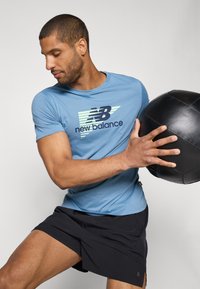 New Balance HEATHERTECH GRAPHIC  - Sportiniai marškinėliai trumpomis rankovėmis - blue