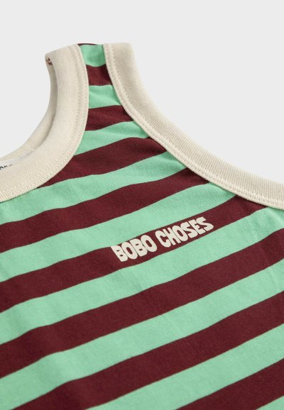 Débardeur à rayures horizontales vertes et bordeaux, bordure crème autour de l'encolure, avec le texte "BOBO CHOSES" sur le devant.