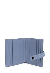 Portafoglio in pelle blu aperto che mostra sei slot per carte e una chiusura a bottone a pressione, con il nome del marchio impresso all'interno.