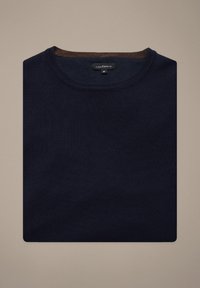 Granatowy sweter z okrągłym dekoltem wykonany z miękkiej, strukturalnej tkaniny, z gładkim wykończeniem i kontrastującym wewnętrznym kołnierzem w kolorze brązowym. Przymocowana metka z rozmiarem M.