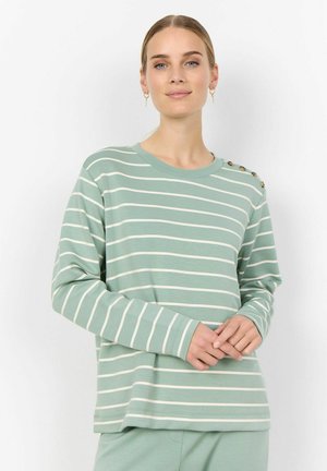 Chemise à manches longues rayée en vert clair avec des rayures blanches horizontales, col rond et accents de boutons décoratifs à l'épaule.