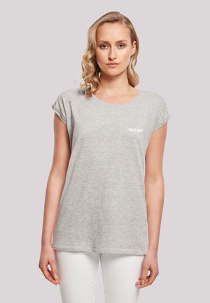 Graues Baumwoll-T-Shirt mit kurzen, aufgerollten Ärmeln, rundem Ausschnitt und weißem "MACHER"-Text auf der linken Seite. Weicher Stoff, lässige Passform.