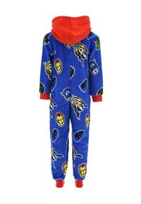 Pijama de forro polar azul con capucha roja, que presenta diversos rostros de superhéroes en amarillo, verde y negro. Mangas largas y acentos en puños rojos.