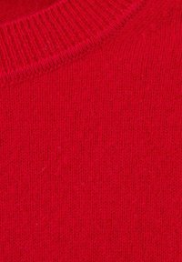 Czerwony sweter z dzianiny, charakteryzujący się prążkowanym okrągłym dekoltem i miękką teksturą, prezentujący gładki, jednolity materiał bez widocznych wzorów czy akcentów.