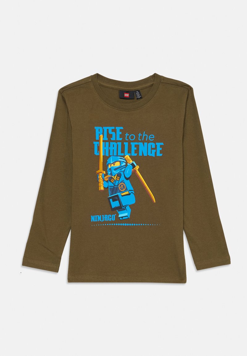 Olivgrünes Langarm-T-Shirt aus weichem Stoff, das eine blaue LEGO Ninjago-Figur mit Schwertern und den Text "RISE to the CHALLENGE" zeigt.