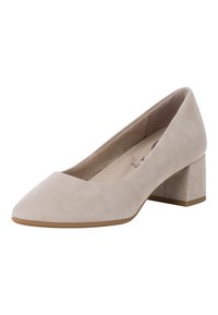 Zapato de ante beige con punta afilada y tacón cuadrado. El zapato tiene una textura suave y un diseño simple, ideal para ropa formal.