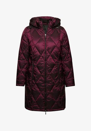 Abrigo acolchado en burdeos con patrón de rombos, mangas largas, capucha y bolsillos con cremallera negra a cada lado.