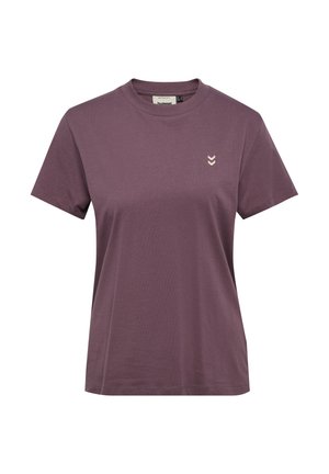Paars T-shirt met korte mouwen, ronde hals en klein wit dubbel-chevron logo op de linkerborst.