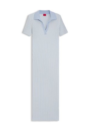 Φόρεμα ανοιχτό μπλε με κοντά μανίκια, ριμπ ύφασμα με κάθετες ρίγες, διπλωμένο γιακά και βαθύ V-λαιμόκοψη.