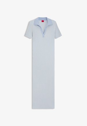 Φόρεμα ανοιχτό μπλε με κοντά μανίκια, ριμπ ύφασμα με κάθετες ρίγες, διπλωμένο γιακά και βαθύ V-λαιμόκοψη.