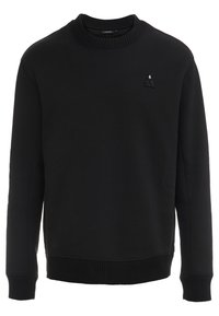 Sudadera negra hecha de una tela suave, con un cuello y puños acanalados, y un pequeño logotipo en forma de triángulo en el pecho.