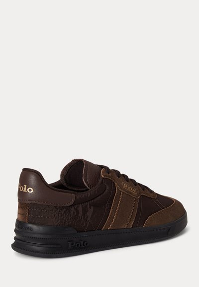 Mørkebrune Polo Ralph Lauren-sneakers med semsket skinn- og skinn-detaljer, svart såle, snøring og Polo-logo på hælen og siden.