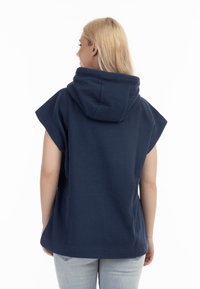 Granatowa bluza z kapturem o krótkich rękawach, z miękkiego materiału, luźny krój i szeroki dekolt. Prosty wzór, bez wzorów i ozdób.