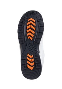 Suela de goma negra con acentos de tracción naranja, presentando un patrón en zigzag y marca de la empresa. La parte superior es blanca con una textura suave.