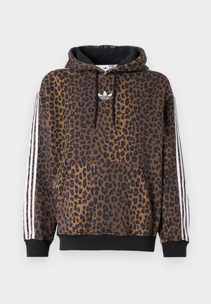 Sweat à capuche à imprimé léopard marron et noir avec des poignets noirs, une poche avant, des cordons de serrage, des détails à trois bandes blanches sur les manches et un logo sur la poitrine.