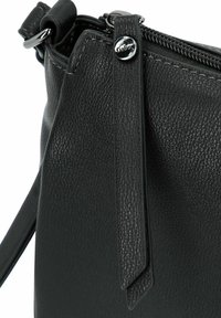 Schwarze Lederhandtasche mit strukturiertem Finish, Reißverschluss und dekorativem Riemen mit silberner Druckknopf-Verschluss.