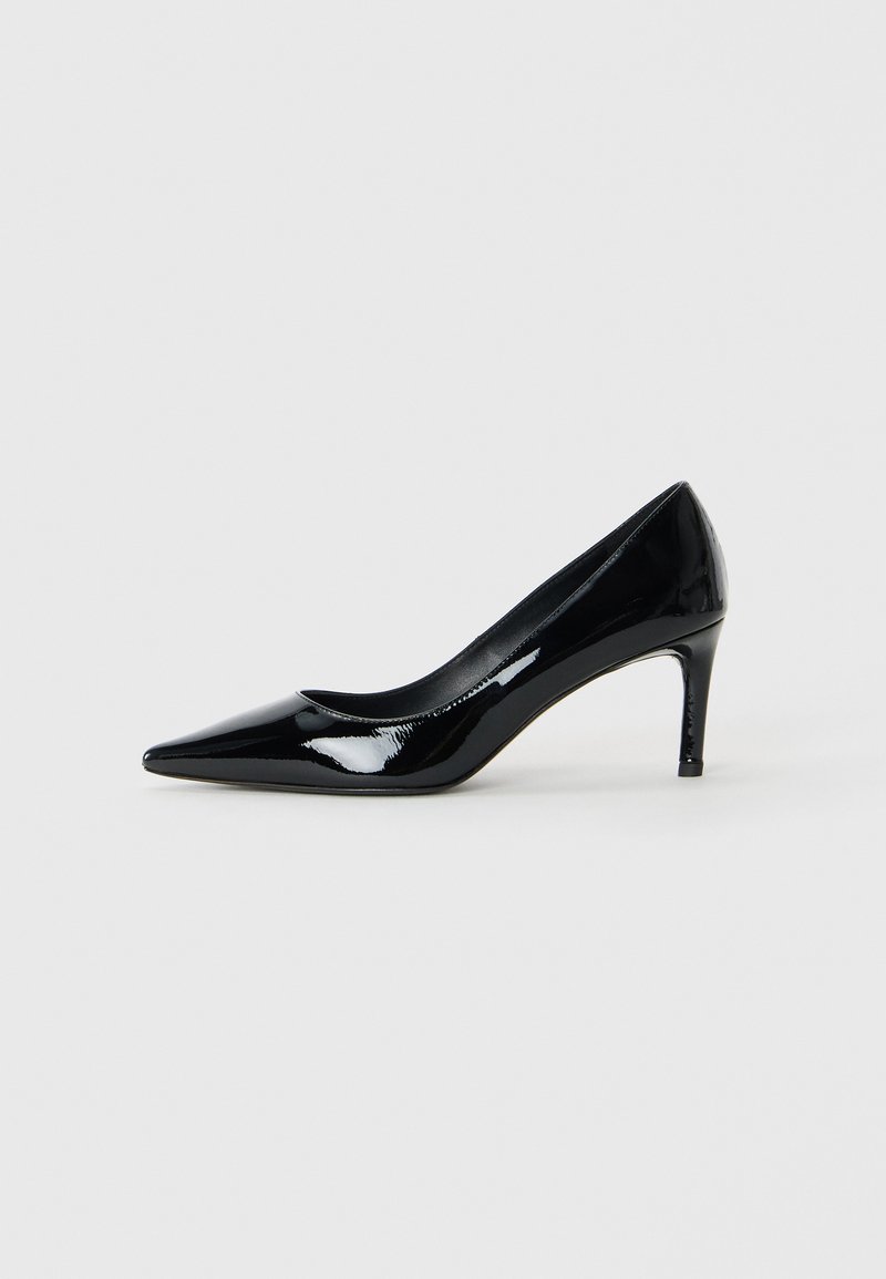 Pantofi cu toc înalt din piele sintetică neagră, cu vârf ascuțit și toc subțire. Textură netedă cu un finisaj lucios, fără modele sau embellishement-uri.