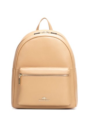 Beżowy, teksturowany skórzany plecak z przednią kieszenią na zamek, złotym suwakiem i małym złotym logo „WITTCHEN” na środku u dołu.