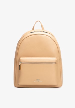 Beige rugzak van getextureerd leer met voorvak met ritssluiting, gouden ritstreker en klein gouden "WITTCHEN"-logo aan de onderkant in het midden.