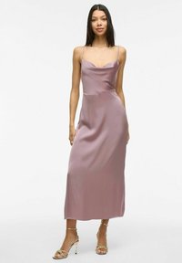 Satin slipklänning i dämpad lavendel, med en sweetheart-urringning, tunna axelremmar och en flödande midilängd.