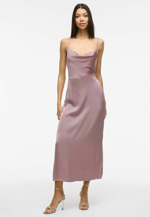 Vestido de satén en lavanda apagada, con escote en forma de corazón, tirantes finos y una silueta fluida de longitud midi.