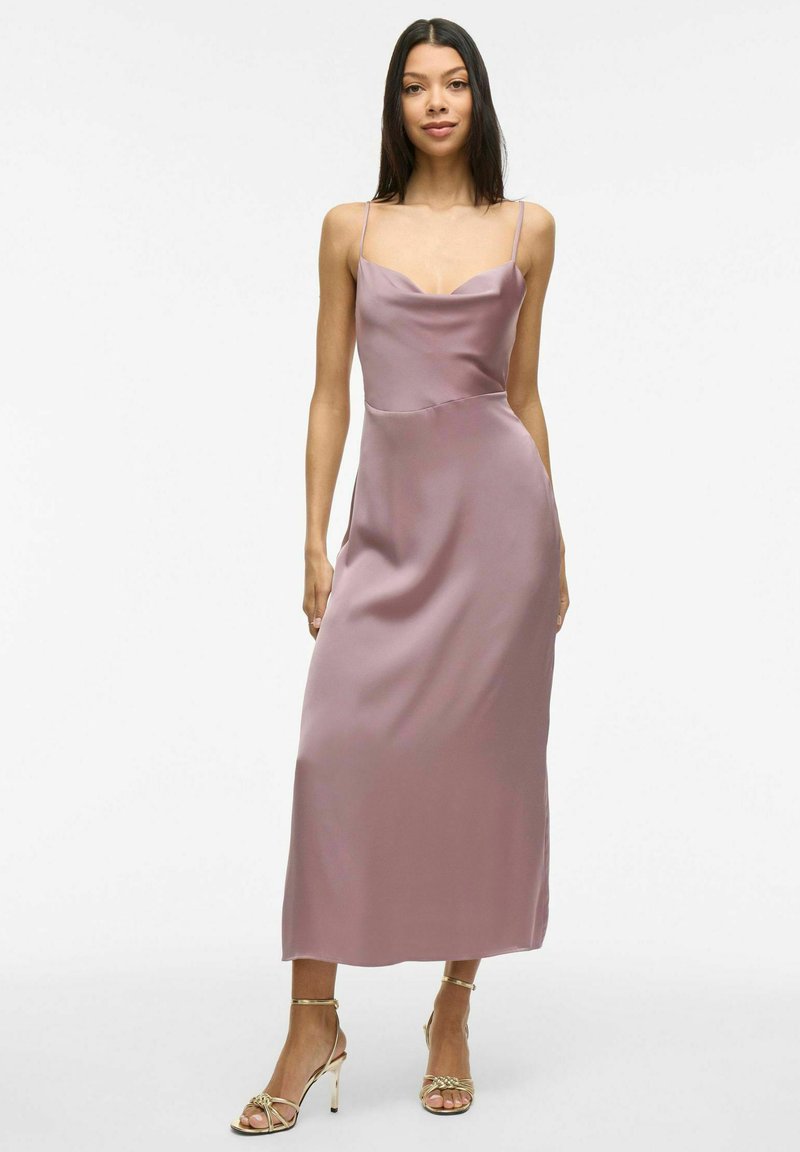 Satin slipklänning i dämpad lavendel, med en sweetheart-urringning, tunna axelremmar och en flödande midilängd.