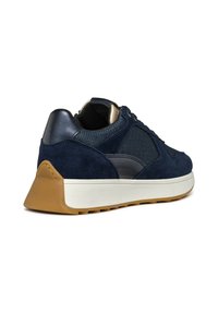 Sneaker blu navy realizzato in materiali scamosciati e in rete. Presenta un design testurizzato, una suola in gomma contrastante e dettagli metallici sul tallone.