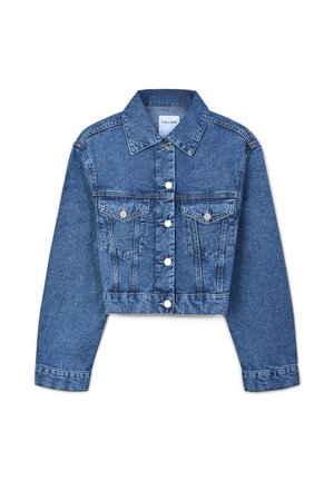 Giacca di jeans cropped in blu medio con chiusura a bottoni, due tasche sul petto, bottoni in metallo e colletto classico. Tessuto morbido.