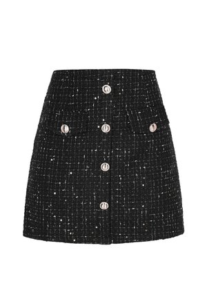 Gonna mini in tweed nera con bottoni argentati frontali e due tasche a pattina, caratterizzata da un sottile motivo a checked con accenti metallici.