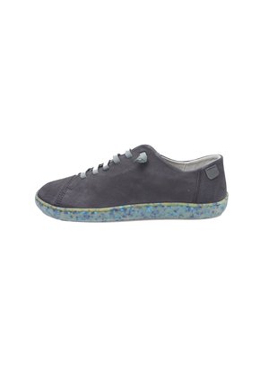 Donkergrijze lage sneaker met lichtgrijze veters en een doorschijnende gevlekte zool, zijaanzicht.
