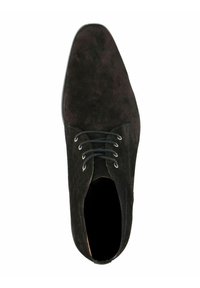 Chaussure en suede noir à lacets avec un bout pointu, dotée d'œillets en argent et de lacets ton sur ton, affichant une texture lisse et un design épuré.