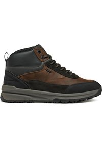 Stivali alti marroni e neri presentano una combinazione di pelle liscia e testurizzata, occhielli rinforzati e una suola in gomma resistente con motivi antiscivolo.