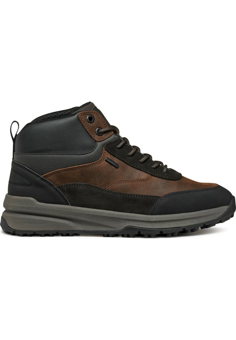 Stivali alti marroni e neri presentano una combinazione di pelle liscia e testurizzata, occhielli rinforzati e una suola in gomma resistente con motivi antiscivolo.