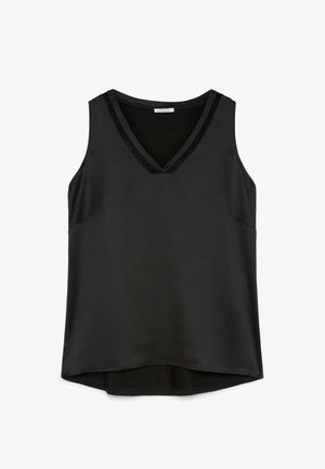 Musta hihaton pusero V-aukkolla ja pitsireunuksella, hieman pidempi takahelma, sileä kangas ja rento istuvuus.