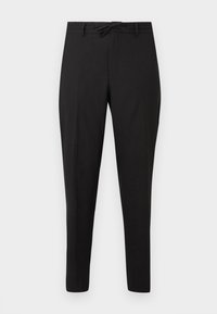 Pantalones negros de pierna recta con cintura ajustable mediante cordón y trabillas para cinturón, mostrados contra un fondo blanco liso.
