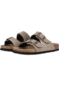 Beige Wildledersandalen mit zwei breiten Riemen und verstellbaren Schnallen, einer Korkschuhsohle und einer schwarzen Gummisohle.