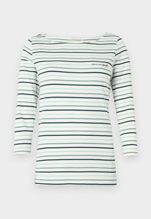 Witte langslavende shirt met lichtblauwe en zwarte horizontale strepen, bootnek en "liefde is alles" geborduurd met een klein rood hart.